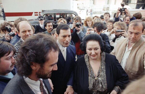 Фредди Меркьюри прибывает в Королевский Альберт-холл в Лондоне с оперной дивой Монсеррат Кабалье, 1988 год. - Sputnik Армения