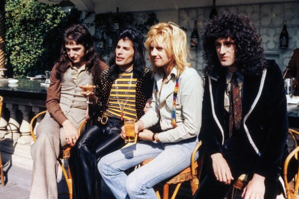 Участники британской рок-группы &quot;Queen&quot; позируют для камер после получения платиновой, золотой и серебряной наград Британского фонографического института в Лондоне, 1976 год. - Sputnik Армения