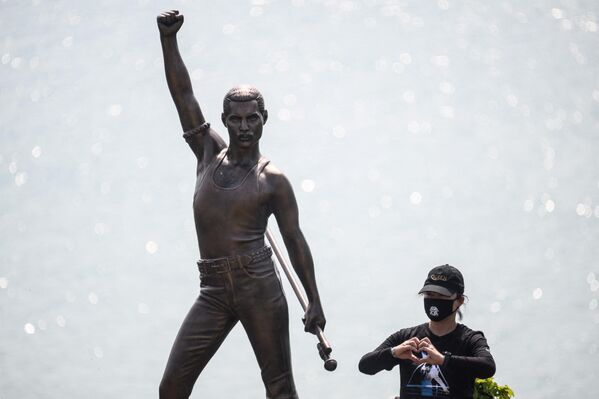 Статуя солиста британской рок-группы Queen Фредди Меркьюри на северном побережье острова Чеджу, Южная Корея. - Sputnik Армения