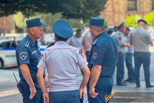 Инициатива Stop Wildberries Armenia организовала акцию протеста у здания правительства на площади Республики (7 сентября 2023). Еревaн - Sputnik Армения