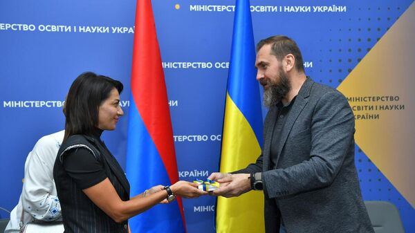 Супруга премьер-министра Армении Анна Акопян посетила Министерство образования Украины и передала гуманитарную помощь для онлайн обучения (7 сентября 2023). Киев - Sputnik Армения
