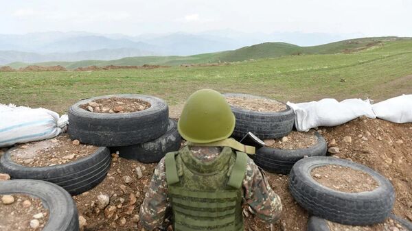 Армянский военнослужащий на границе с Азербайджаном - Sputnik Армения