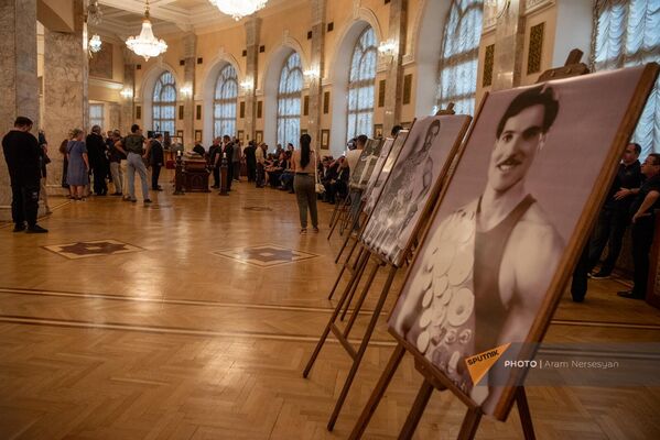 Ալբերտ Ազարյանի արխիվային լուսանկարները ցուցադրվում են Օպերայի և բալետի ազգային ակադեմիական թատրոնում, որտեղ տեղի էր ունենում նրա հոգեհանգստի արարողությունը - Sputnik Արմենիա