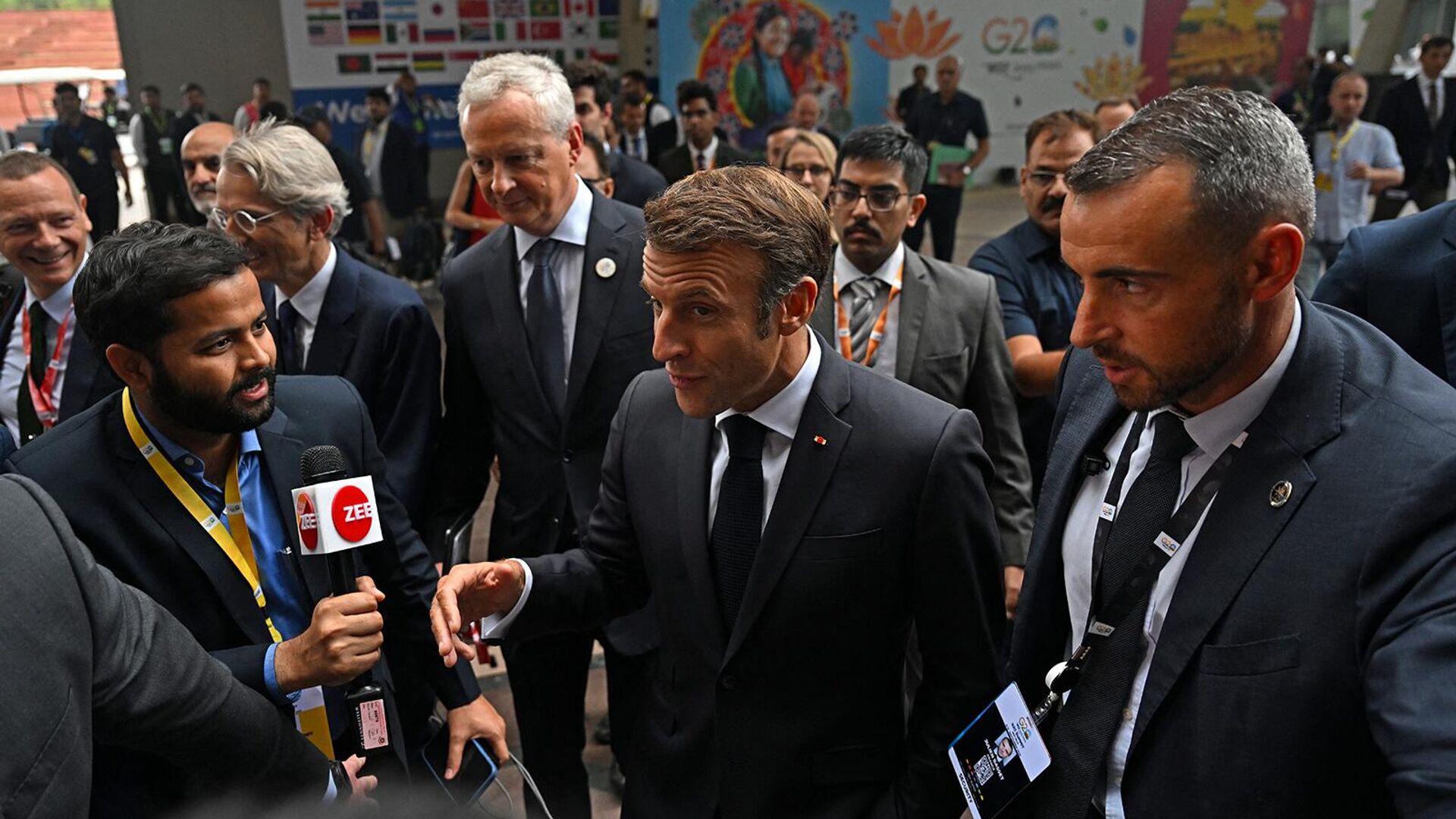Президент Франции Эммануэль Макрон перед началом пресс-конференции после участия в заключительном заседании саммита G20 (10 сентября 2023). Нью-Дели - Sputnik Армения, 1920, 10.09.2023