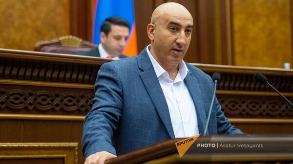 Мгер Мелконян во время принятия присяги на очередном заседании Национального собрания Армении (11 сентября 2023). Еревaн - Sputnik Армения