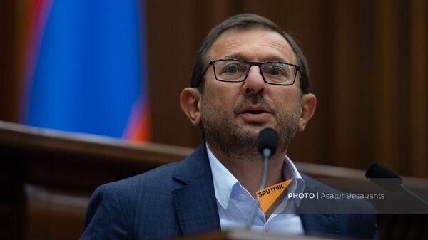 Депутат от фракции Айастан Гегам Манукян во время очередного заседания Национального собрания Армении (11 сентября 2023). Еревaн - Sputnik Армения