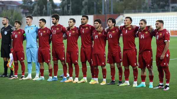 Футболисты сборной Армении (до 21 лет) перед началом матча со сборной Албании (8 сентября 2023). Абовян - Sputnik Армения