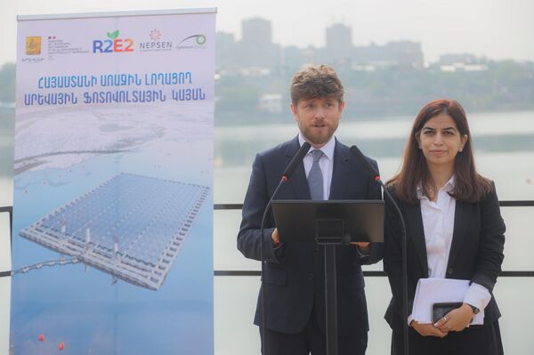 Оливье  Декотиньи на церемонии открытия первой плавучей солнечной фотовольтаической станции на Ереванском озере (13 сентября 2023). Еревaн - Sputnik Армения