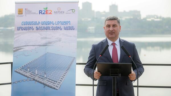 Гнел Саносян на церемонии открытия первой плавучей солнечной фотовольтаической станции на Ереванском озере (13 сентября 2023). Еревaн - Sputnik Армения