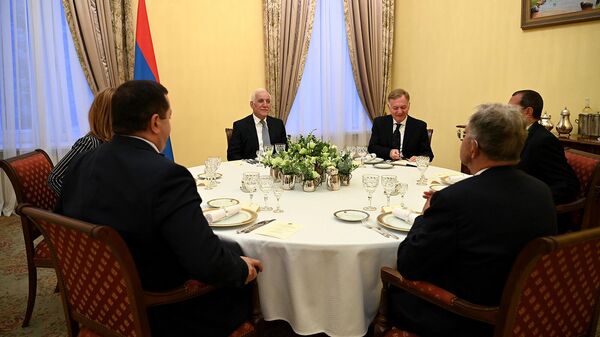 Президент Ваагн Хачатурян провел рабочий ужин с экс-премьером Италии, экс-председателем Европейской Комиссии ЕС Романо Проди (12 сентября 2023). Еревaн - Sputnik Армения