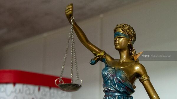 Статуэтка богини Фемиды в адвокатской конторе - Sputnik Армения