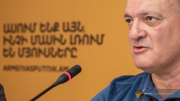 Политтехнолог Виген Акопян на пресс-конференции (15 сентября 2023). Еревaн - Sputnik Армения