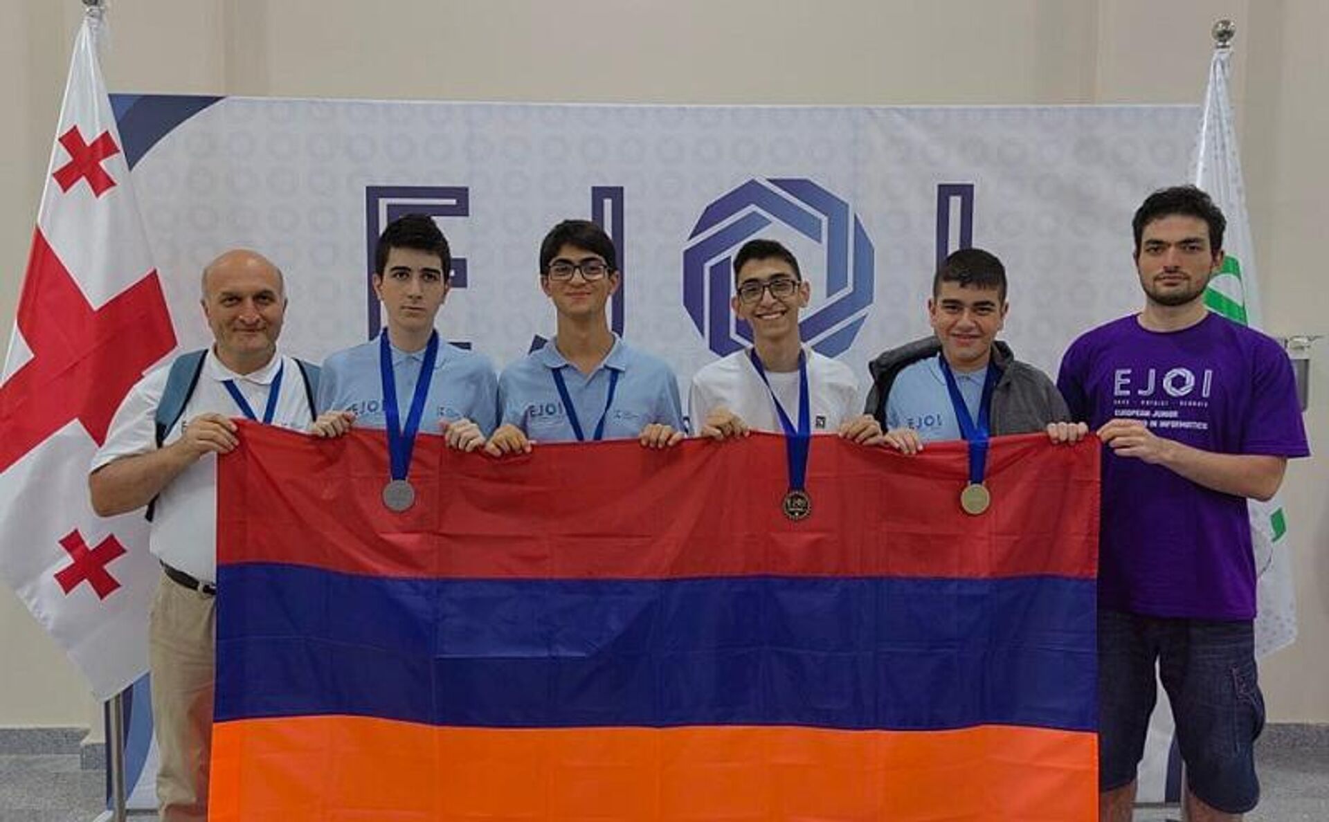 Армянские школьники завоевали 3 медали на 7-й юношеской Олимпиаде Европы по информатике в Кутаиси - Sputnik Армения, 1920, 15.09.2023