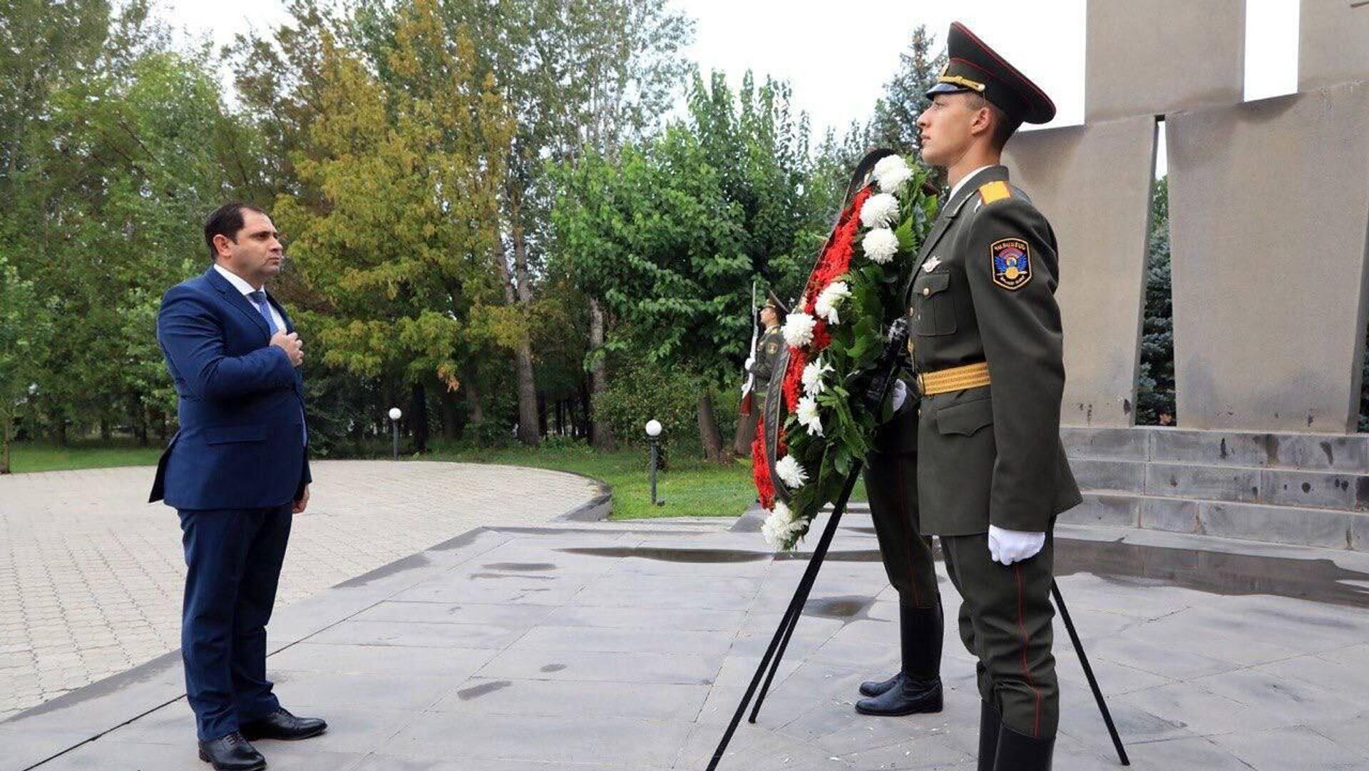 Министр обороны Сурен Папикян посетил военный пантеон Ераблур на годовщину сентябрьской агрессии (16 сентября 2023). Еревaн - Sputnik Армения, 1920, 16.09.2023