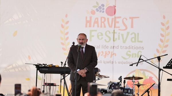Премьер-министр Никол Пашинян выступает на открытии 10-го юбилейного фестиваля сельской жизни и традиций в поселке Дзорахпюр (16 сентября 2023). Котайк - Sputnik Армения