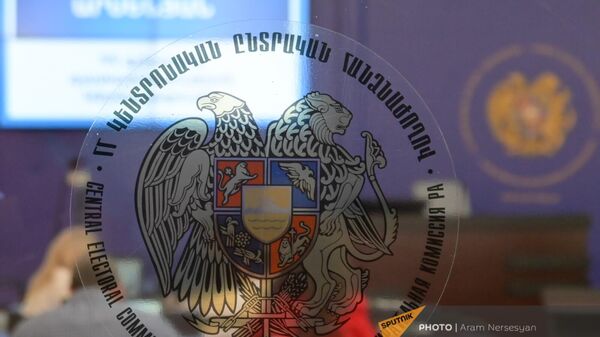 ՀՀ զինանշանը ԿԸՀ–ի դռան վրա - Sputnik Արմենիա