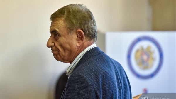 Ара Баблоян во время голосования на участке 4/53 на выборах в Совет Старейшин (17 сентября 2023). Еревaн - Sputnik Армения