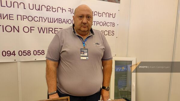Основатель и директор компании Libera Карен Агаджанян, и созданные им приборы против прослушки - Sputnik Армения