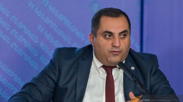 Руководитель рабочей группы офиса Омбудсмена Армении Ара Минасян во время брифинга (17 сентября 2023). Еревaн - Sputnik Армения