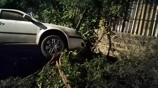 Այնթապում Skoda–ն բախվել է քարե պարսպին - Sputnik Արմենիա