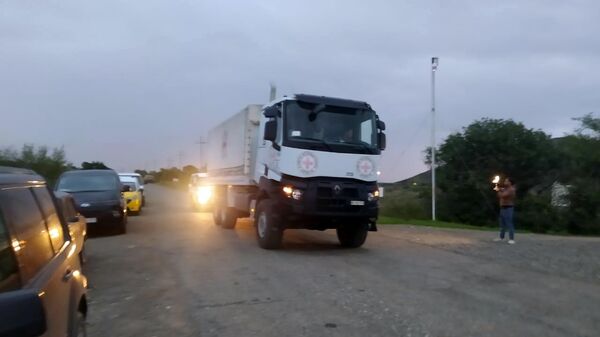 Помощник президента Азербайджана Хикмет Гаджиев опубликовал фото грузовика с гуманитарной помощью на дороге Агдам-Степанакерт - Sputnik Армения