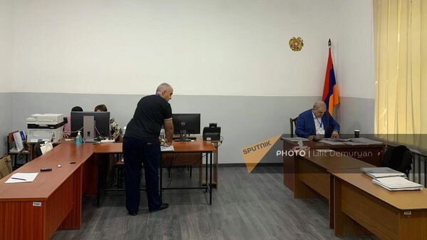 Пересчет результатов голосования выборов в Совет старейшин в окружной избирательной комиссии №9 (19 сентября 2023). Еревaн - Sputnik Армения