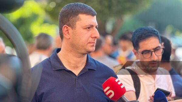 Тигран Абраамян отвечает на вопросы журналистов во время акции протеста в связи с обострением ситуации в Нагорном Карабахе у Дома правительства (19 сентября 2023). Еревaн - Sputnik Армения