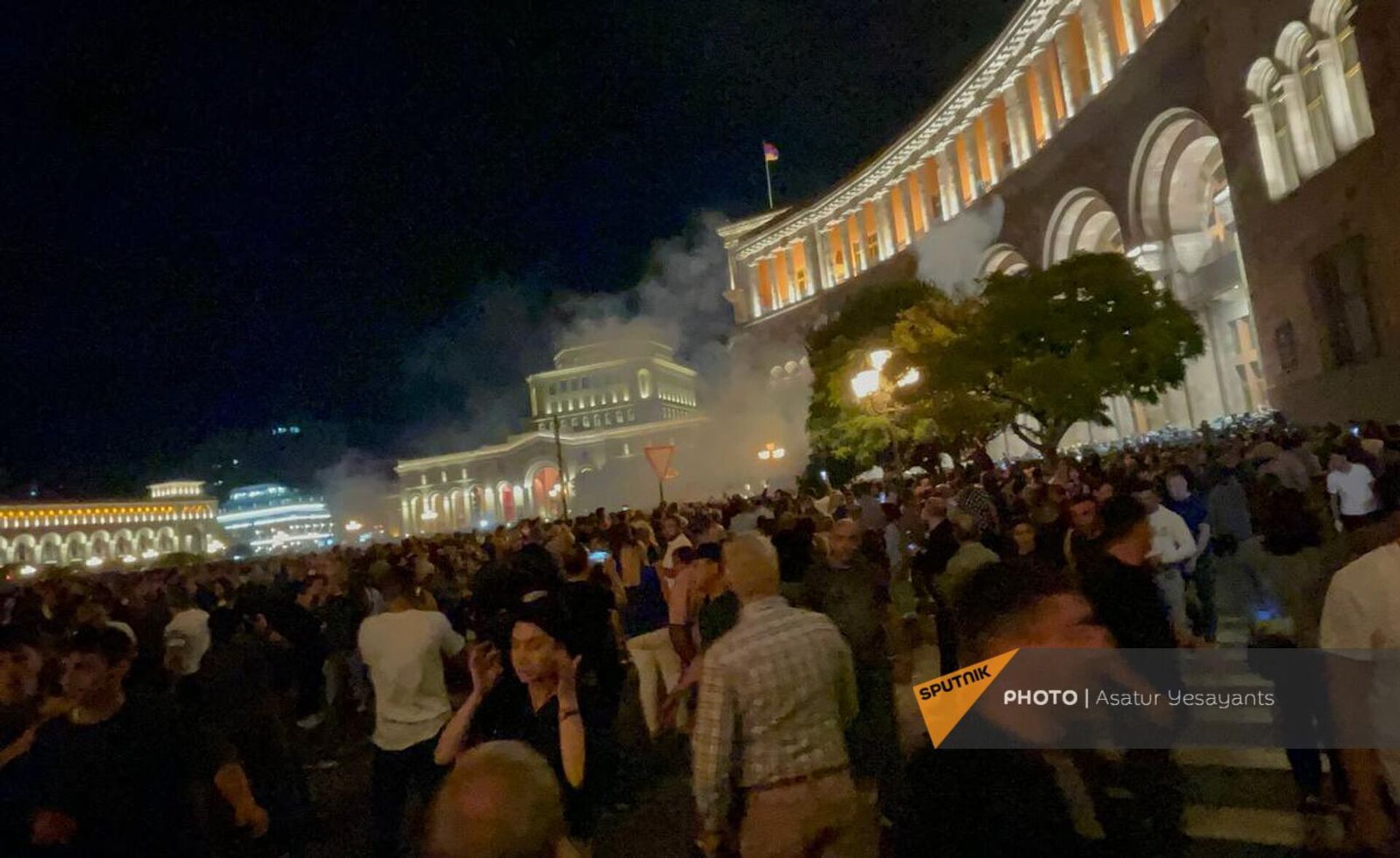 Власти применяют шумовые гранаты на акции протеста в связи с обострением ситуации в Нагорном Карабахе на площади Республики (19 сентября 2023). Еревaн Власти применяют шумовые гранаты на акции протеста в связи с обострением ситуации в Нагорном Карабахе на площади Республики (19 сентября 2023). Еревaн - Sputnik Армения, 1920, 19.09.2023
