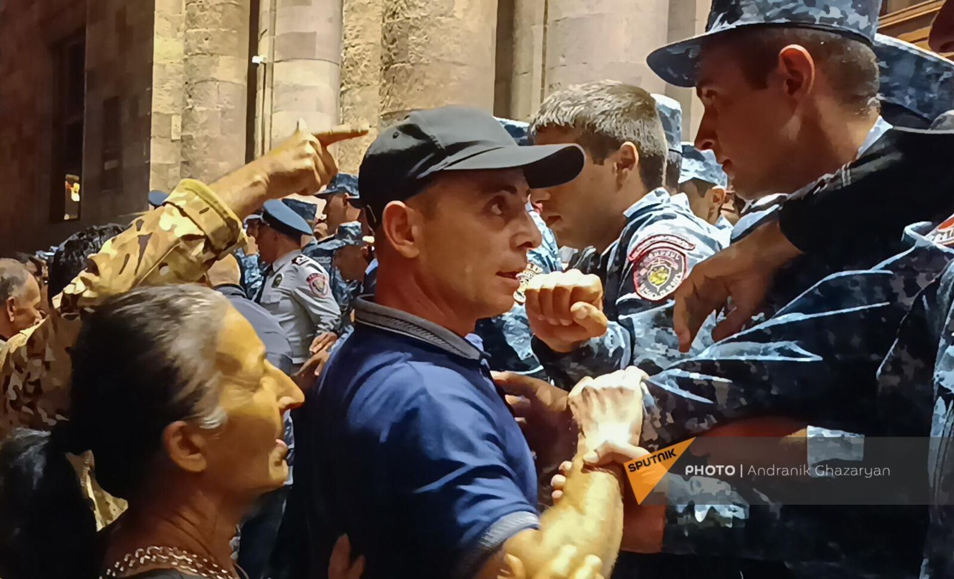 Потасовка на акции протеста в связи с обострением ситуации в Нагорном Карабахе на площади Республики (19 сентября 2023). Еревaн Потасовка на акции протеста в связи с обострением ситуации в Нагорном Карабахе на площади Республики (19 сентября 2023). Еревaн - Sputnik Армения, 1920, 19.09.2023