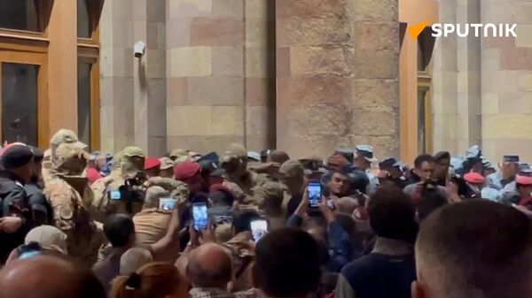 Стычки протестующих с полицией на площади в Ереване - Sputnik Армения