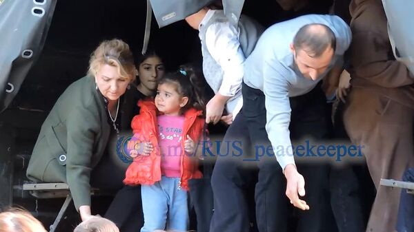 Российские миротворцы оказывают помощь мирному населению Нагорного Карабаха - Sputnik Армения