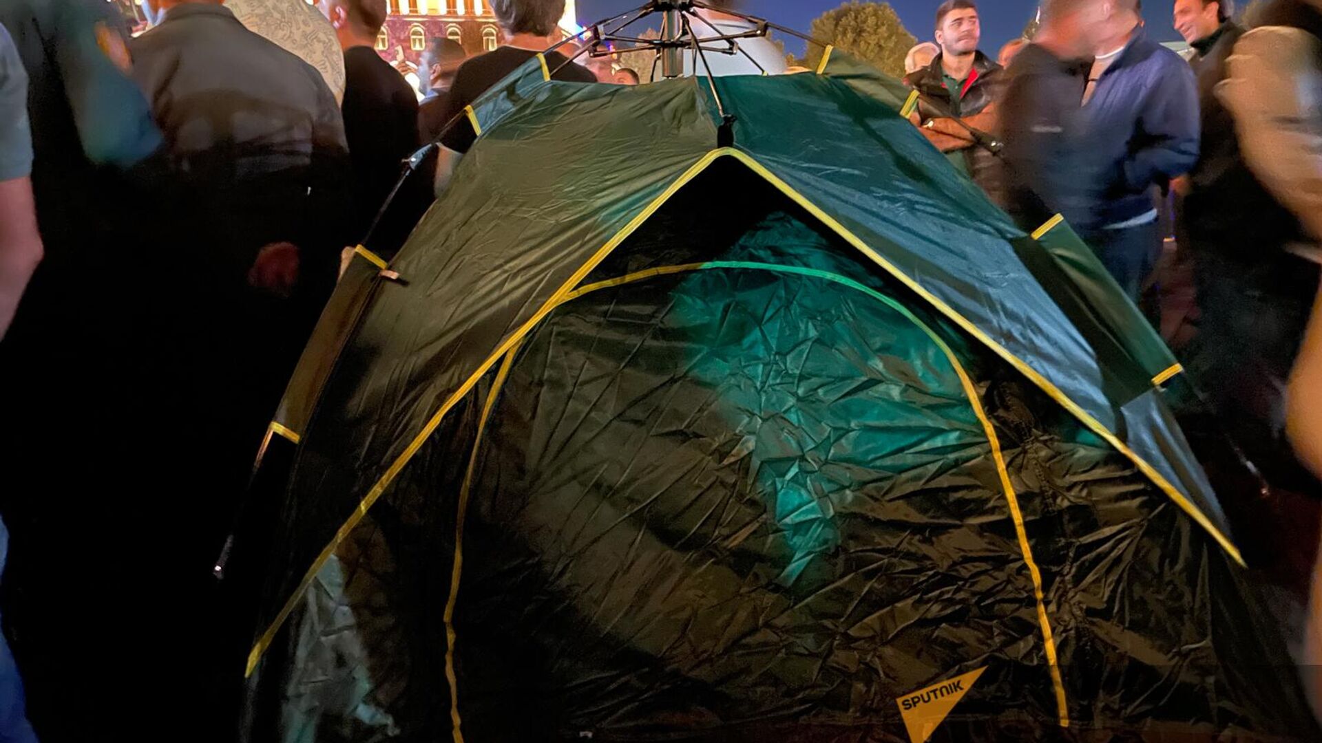 Андраник Теванян поставил палатку после акции протеста в связи с обострением ситуации в Нагорном Карабахе на площади Республики (19 сентября 2023). Еревaн - Sputnik Армения, 1920, 19.09.2023