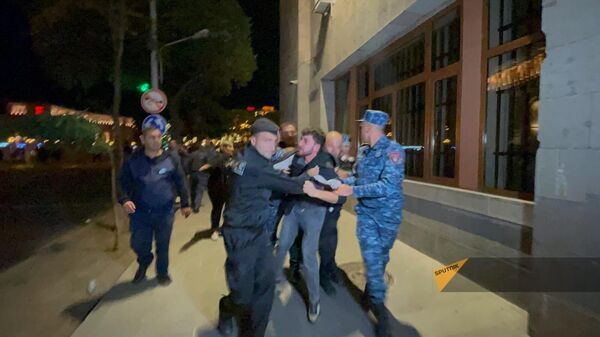 Задержание участников акции протеста в связи с обострением ситуации в Нагорном Карабахе на площади Республики (19 сентября 2023). Еревaн - Sputnik Армения