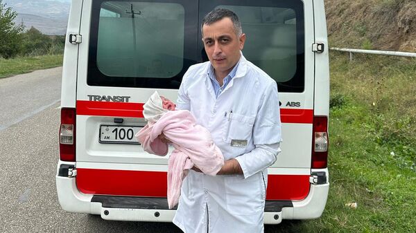 Новорожденная девочка на дороге Каянаван-Айгеовит - Sputnik Армения