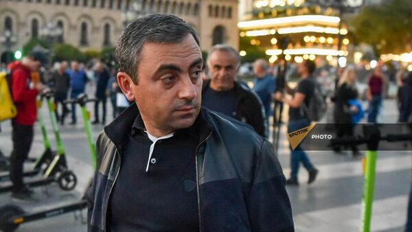 Ишхан Сагателян отвечает на вопросы журналистов во время акции протеста в связи с обострением ситуации в Нагорном Карабахе на площади Республики (20 сентября 2023). Еревaн - Sputnik Армения