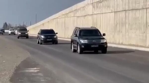 Делегация армян из Степанакерта уже проезжает через Агдамский район и направляется в сторону Евлаха - Sputnik Армения