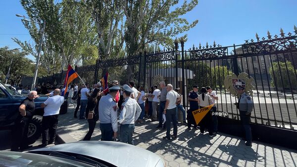 Люди у здания Национального собрания Армении (21 сентября 2023). Еревaн - Sputnik Армения