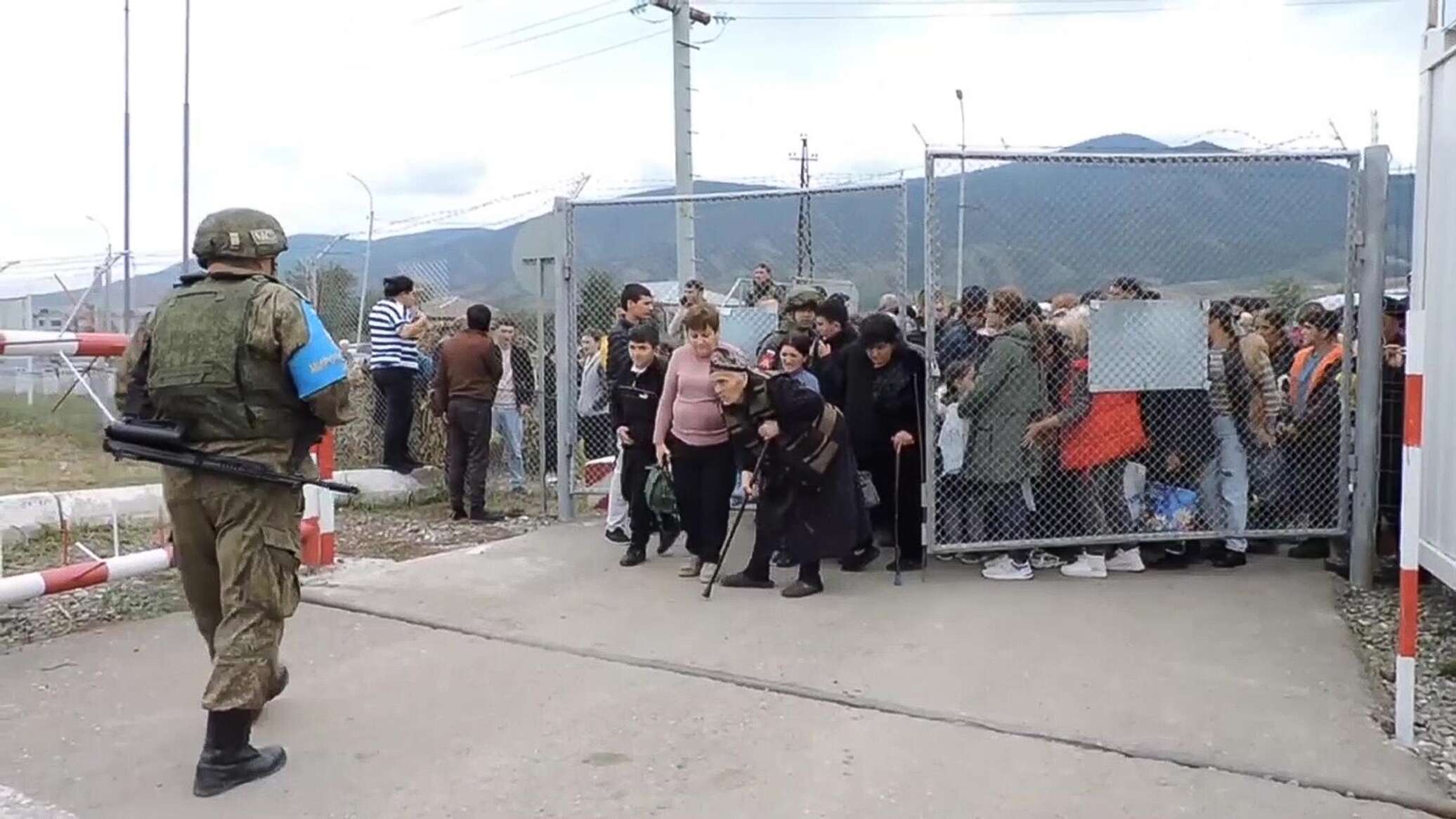 Свыше 10 тысяч переселенцев из Нагорного Карабахе покинули Армению