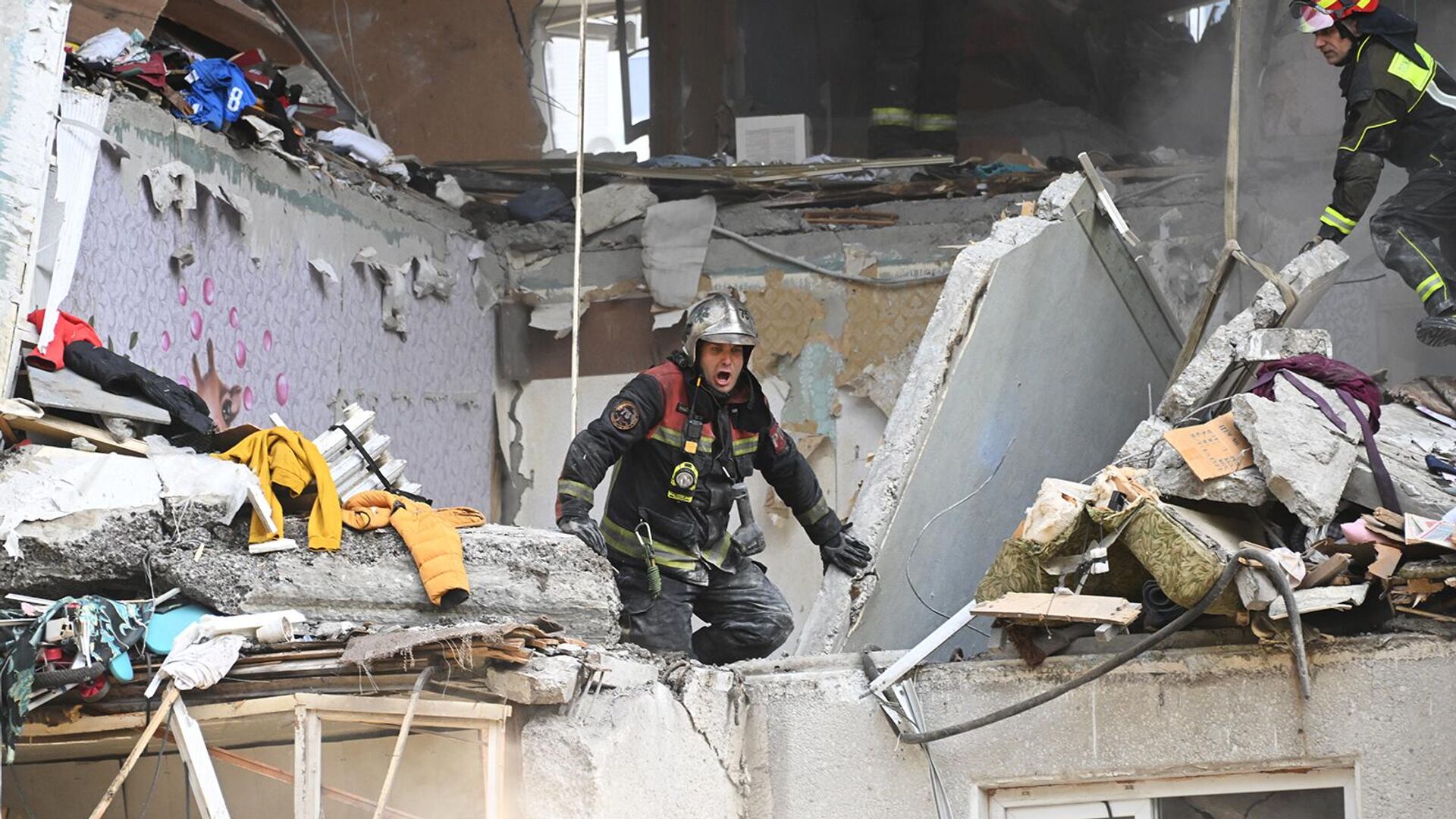 Сотрудники МЧС во время обрушения плиты во время спасательной операции на месте взрыва газа в жилом доме (20 сентября 2023). Балашиха - Sputnik Армения, 1920, 21.09.2023