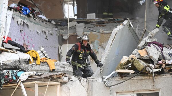 Сотрудники МЧС во время обрушения плиты во время спасательной операции на месте взрыва газа в жилом доме (20 сентября 2023). Балашиха - Sputnik Армения