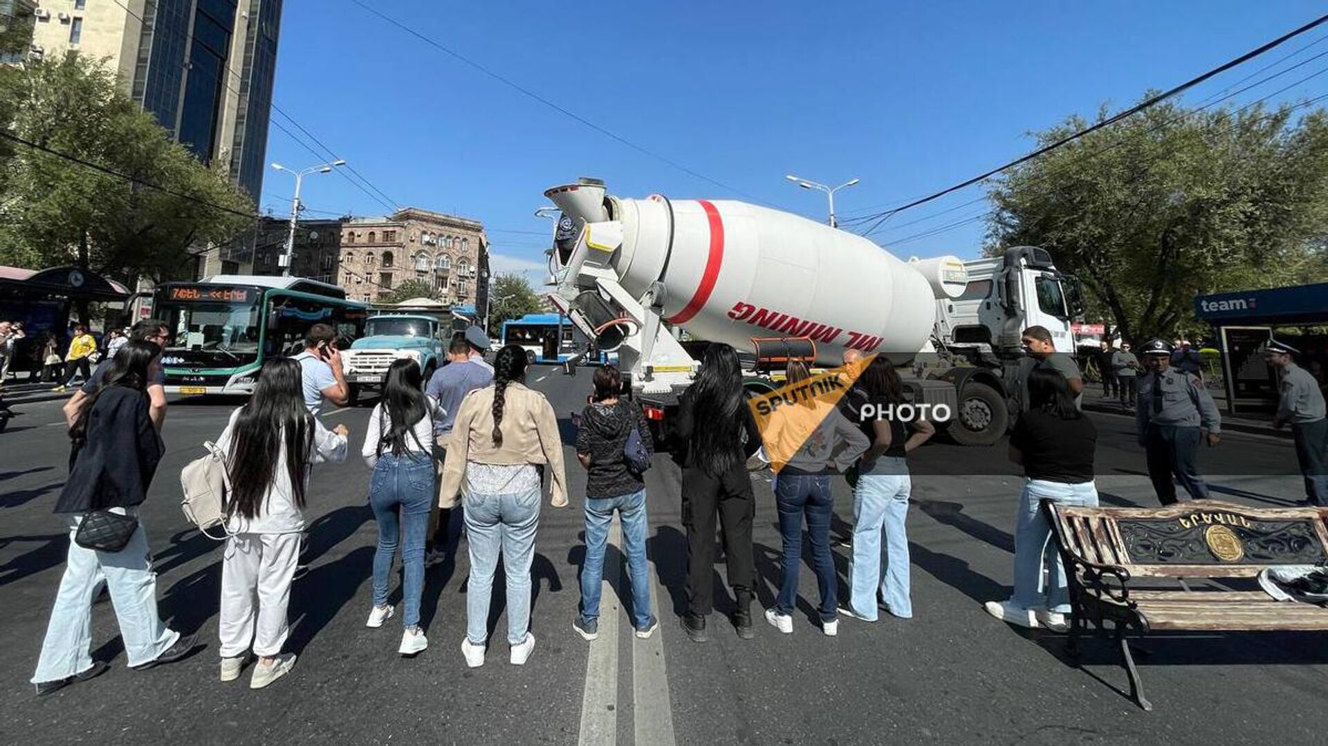 Участники акции протеста перекрыли движение улицы Ханджяна (21 сентября 2023). Еревaн - Sputnik Армения, 1920, 21.09.2023