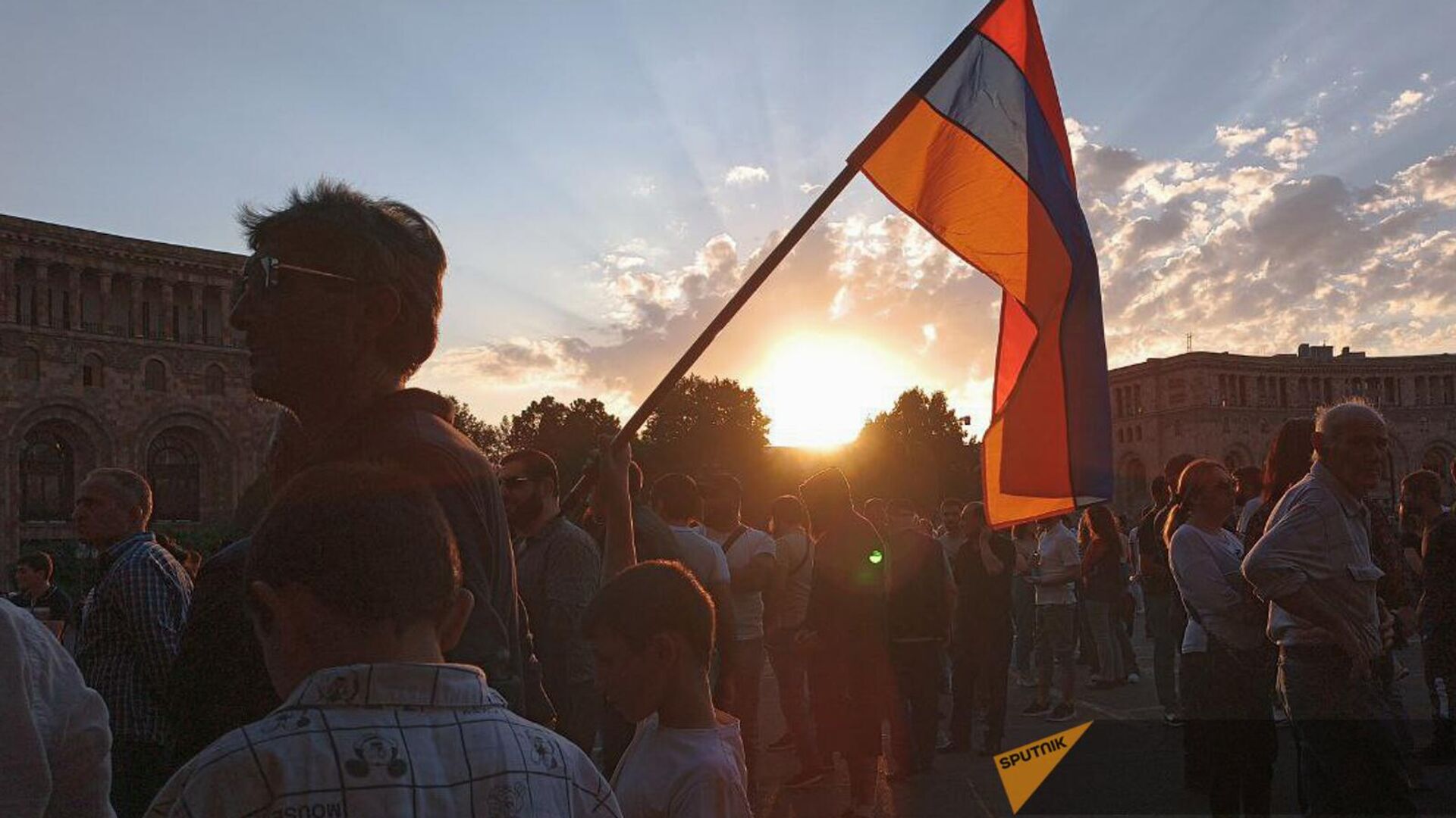 Участники акции протеста в связи с ситуацией в Нагорном Карабахе с флагами на площади Республики (21 сентября 2023). Еревaн - Sputnik Армения, 1920, 25.09.2023