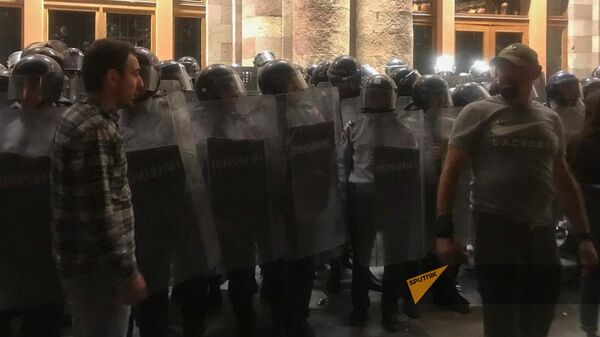 Полицейские со щитами защищают вход в здание Правительства на площади Республики (21 сентября 2023). Еревaн - Sputnik Армения
