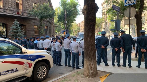 Полиция оцепила здание Правительства у площади Республики (22 сентября 2023). Еревaн - Sputnik Армения