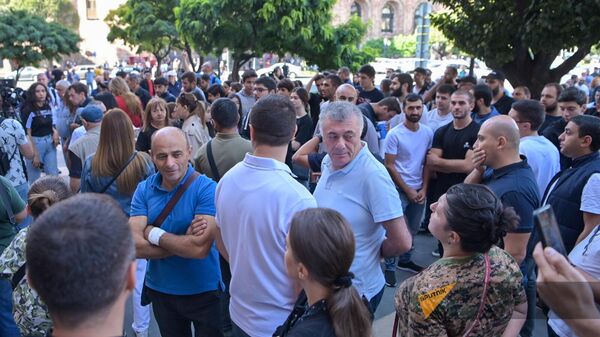 Митингующие на площади Республики перед анонсированными акциями неповиновения (22 сентября 2023). Еревaн - Sputnik Армения