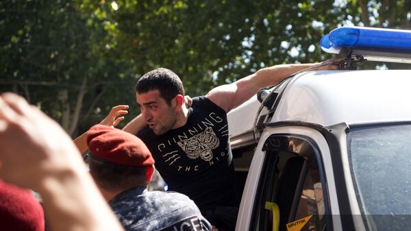 Полиция подвергает приводу Левона Кочаряна во время акций неповиновения (22 сентября 2023). Еревaн - Sputnik Армения