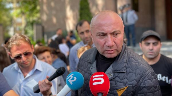 Андраник Теванян общается с прессой после выхода из Следственного Комитета (22 сентября 2023). Еревaн - Sputnik Армения