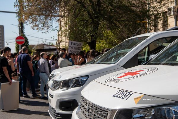 Врачи у офиса Красного Креста с требованием посредничества и организации эвакуации раненых из Нагорного Карабаха, а также отправки местных медиков в НК для помощи на местах (22 сентября 2023). Еревaн - Sputnik Армения