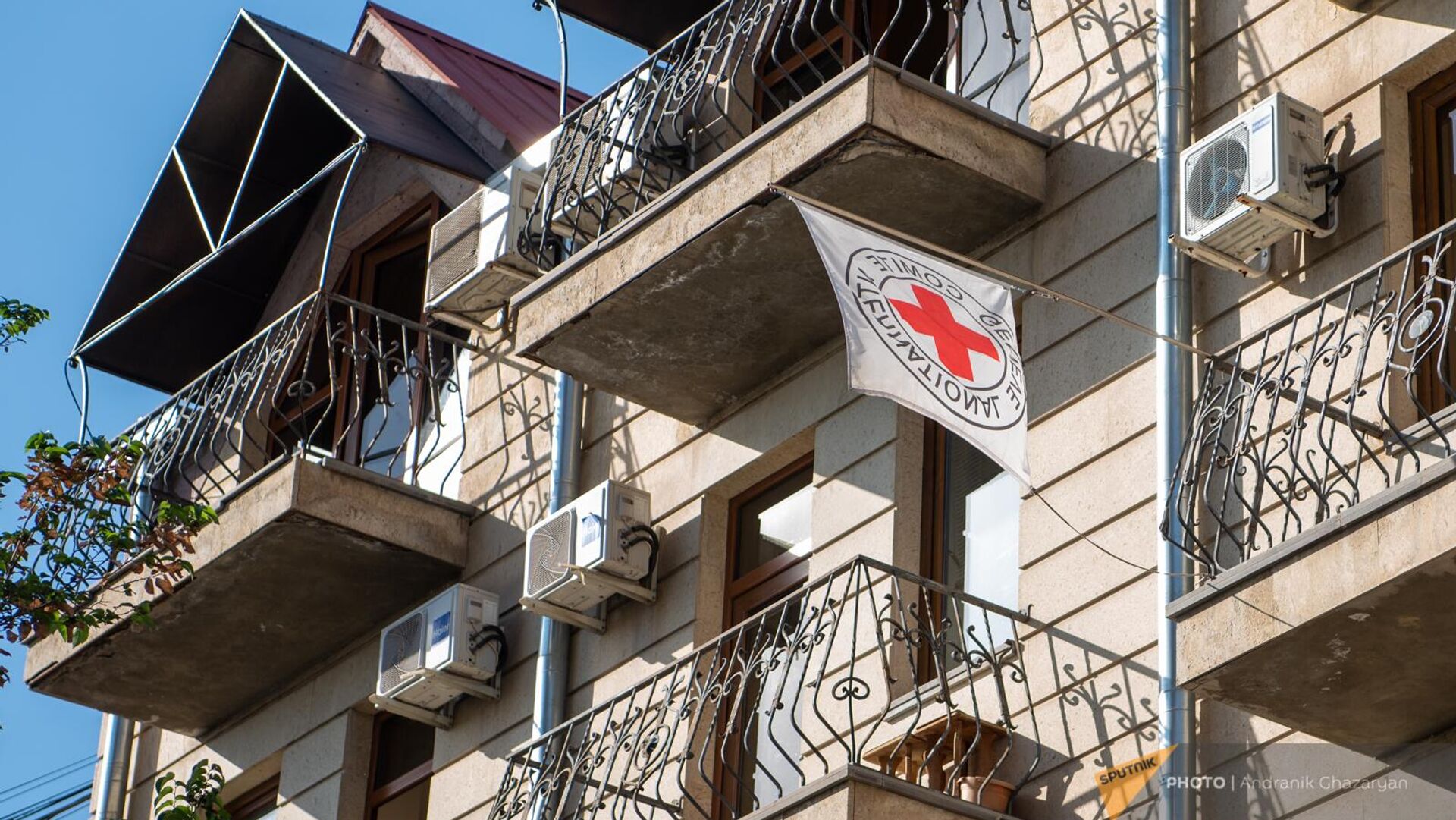 Флаг с эмблемой Красного креста на балконе офиса организации в Ереване - Sputnik Армения, 1920, 22.09.2023