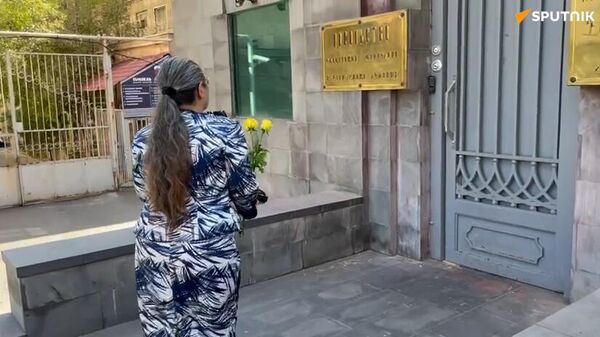 Հարգանքի տուրք ԼՂ-ում զոհված խաղաղապահներին. մարդիկ ծաղիկներ են դնում ՌԴ դեսպանատան մոտ - Sputnik Արմենիա